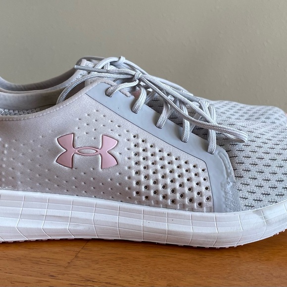Under Armour Light Gray and Pink Lightweight Running Shoes Women’s 8.5 - Picture 1 of 5